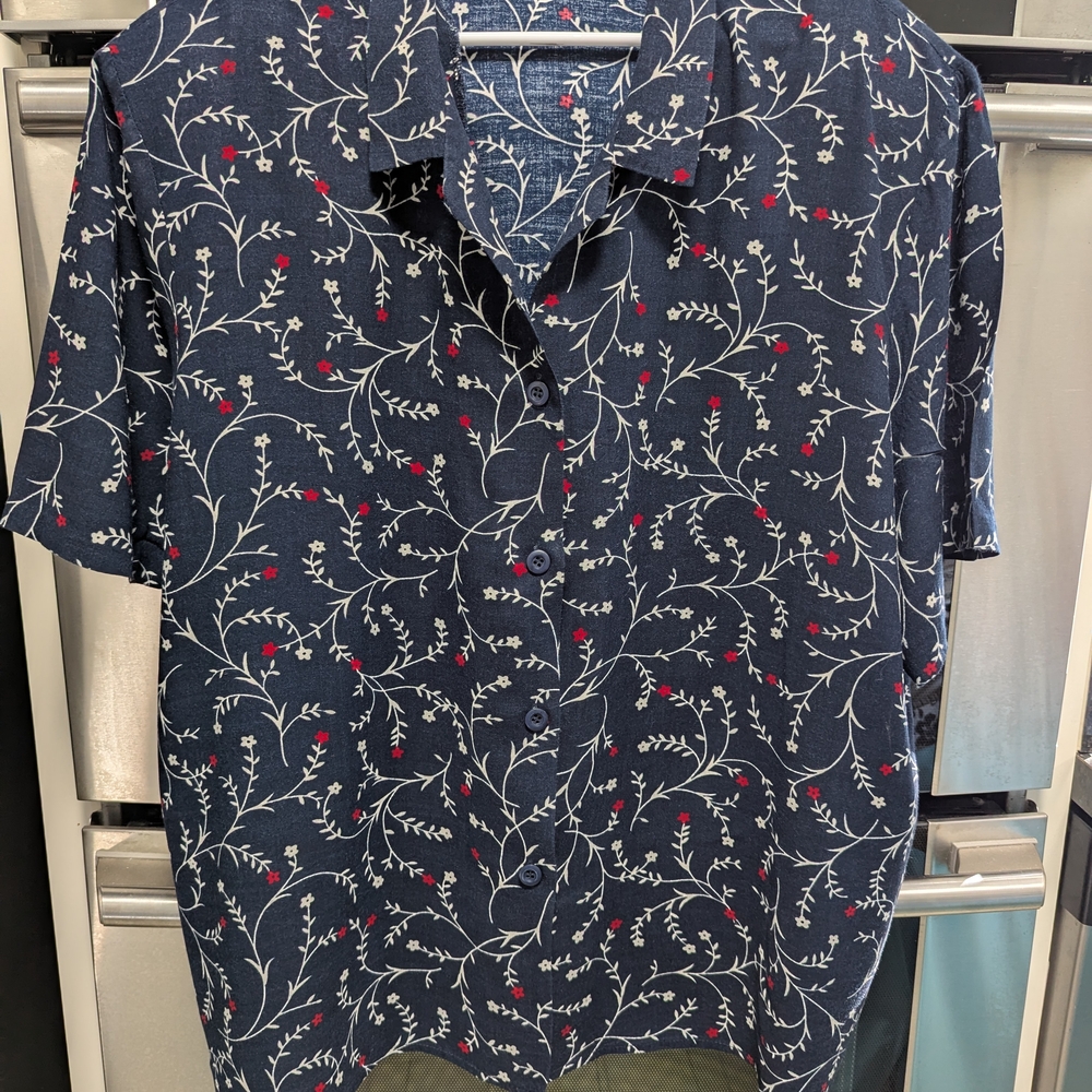 Briggs Woman 2X Navy Blouse w/floral spriggs, Red & White.  VG Condition.